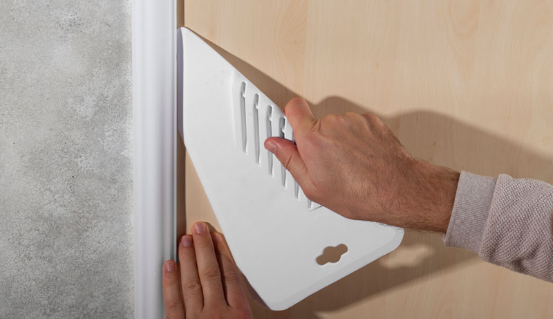 Install wallpaper on the wall with a spatula.